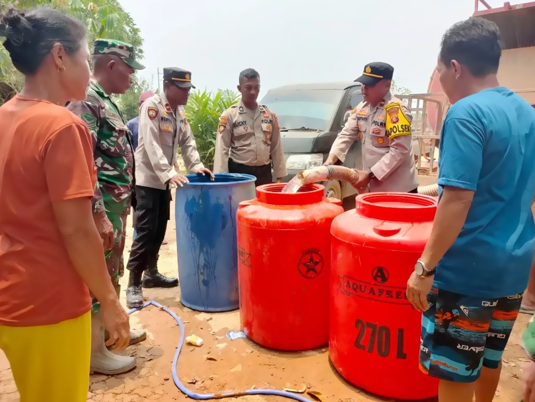 Polsek Arut Utara Salurkan 5000 Liter Air Bersih dan Berpesan untuk Tidak Membuka Lahan dengan Cara di Bakar